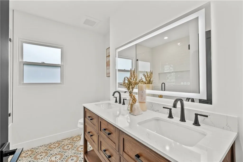 7307 Forbes Avenue, Lake Balboa, California 91406 home-pic-16